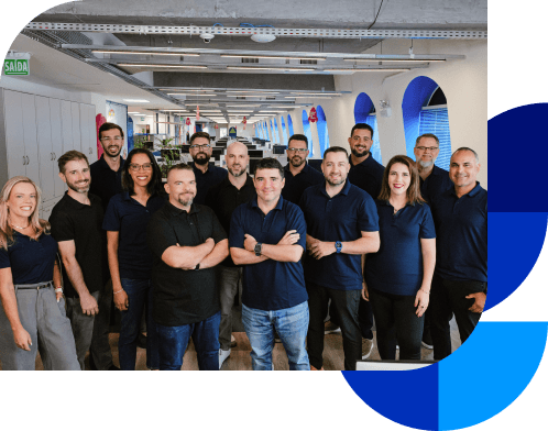 Equipe de diretores do Asaas posando para a câmera no escritório do Asaas.