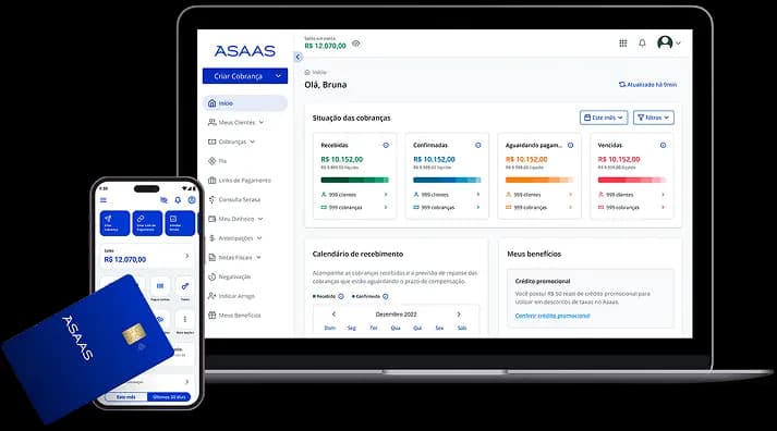 Computador e celular exibem telas do Asaas, próximo ao Cartão Asaas, confeccionado na cor azul escura.