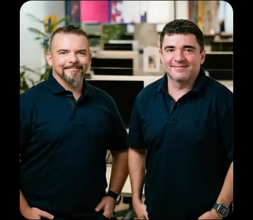 Piero e Diego, os fundadores do Asaas, olhando e sorrindo para a câmera.