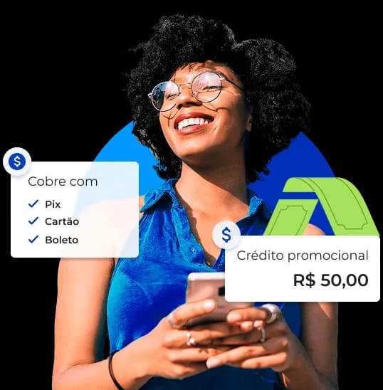 Mulher negra de cabelos curtos, pretos e enrolados, vestindo uma regata azul com botões e óculos de grau redondo metálico. Ela sorri enquanto segura o celular pensando no crédito promocional de R$ 50,00 que ganhou criando conta com o Asaas e em quais produtos ela vai usar o valor para abater as taxas
